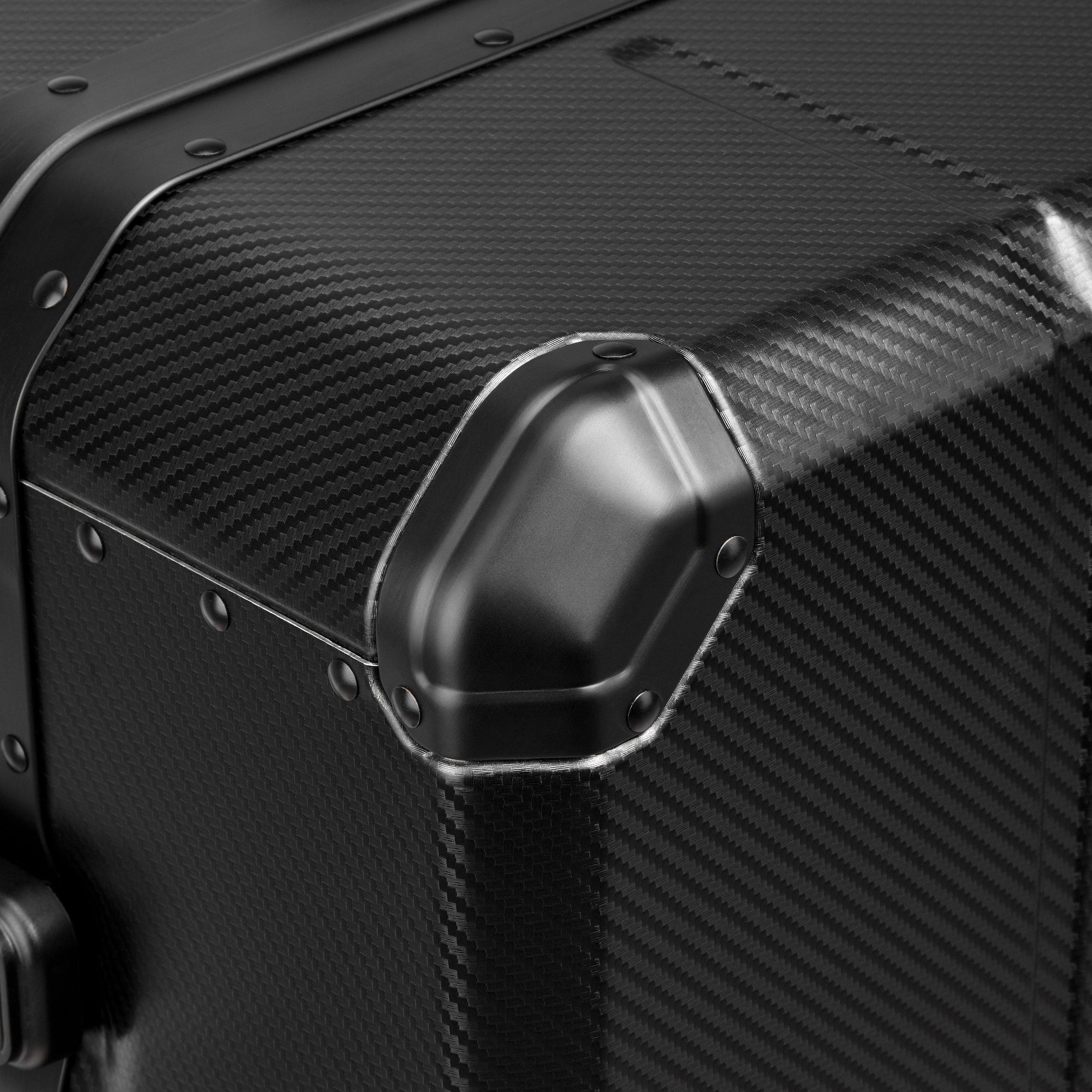 ALU'R | 28-Inch Aluminum Check-In Suitcase, Black